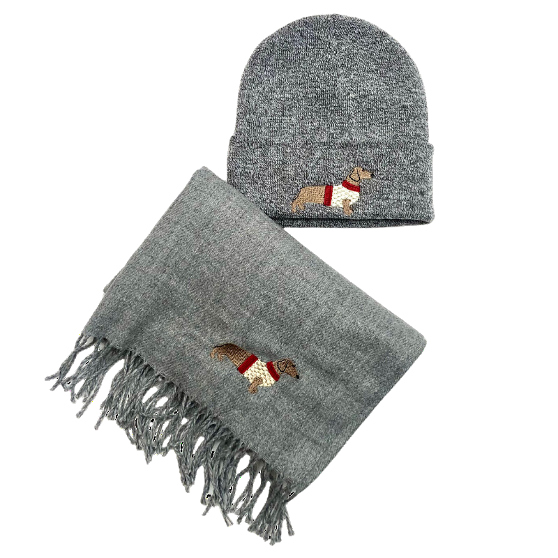 Set aus Winterschal und Mütze mit Dackelstickerei