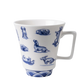 Weiße Teetasse mit blauen Abbildungen von Dackeln in verschiedenen Posen, inklusive rennender und ruhender Dackel, mit einem blau gestreiften Sockel und dekorativen Ornamenten am Rand.