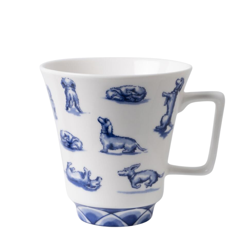 Weiße Teetasse mit blauen Abbildungen von Dackeln in verschiedenen Posen, inklusive rennender und ruhender Dackel, mit einem blau gestreiften Sockel und dekorativen Ornamenten am Rand.